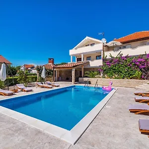 Merita With Pool Apartment